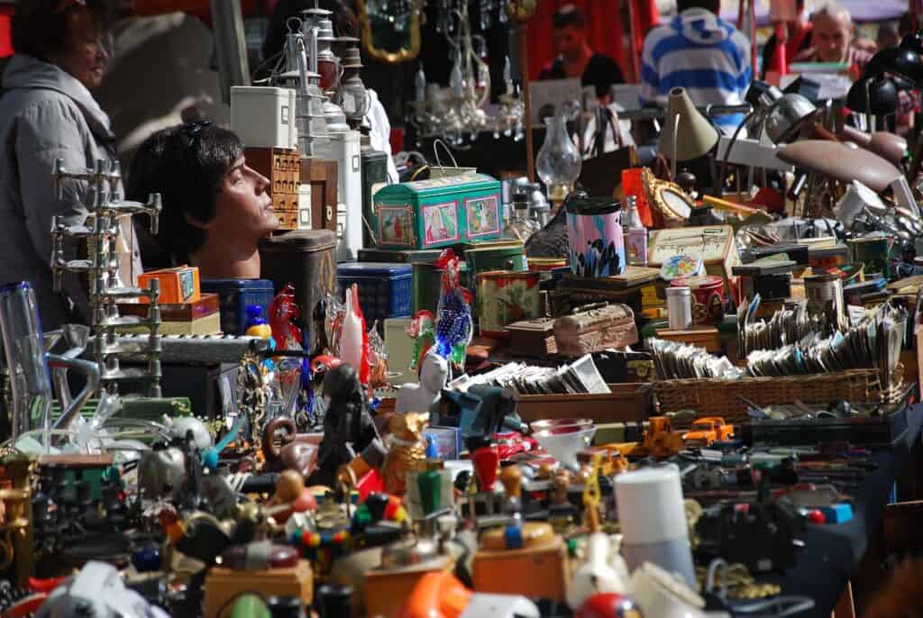 LISBON - Alfama - FLEA MARKET