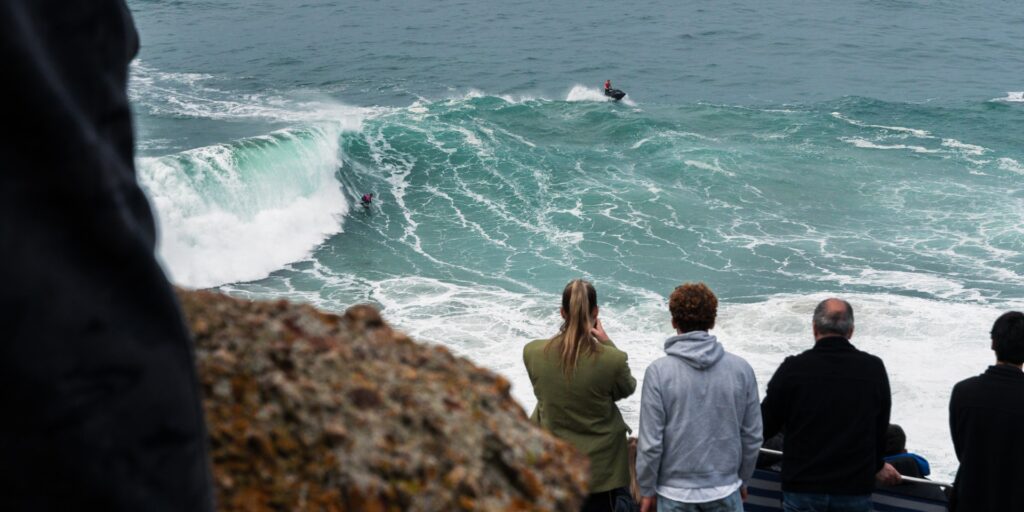 Nazaré-portugal-Tourist-watching-big-waves