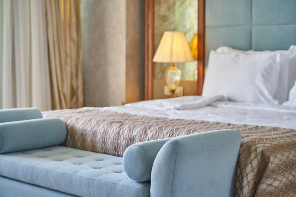 hotel-classic-bed-settings