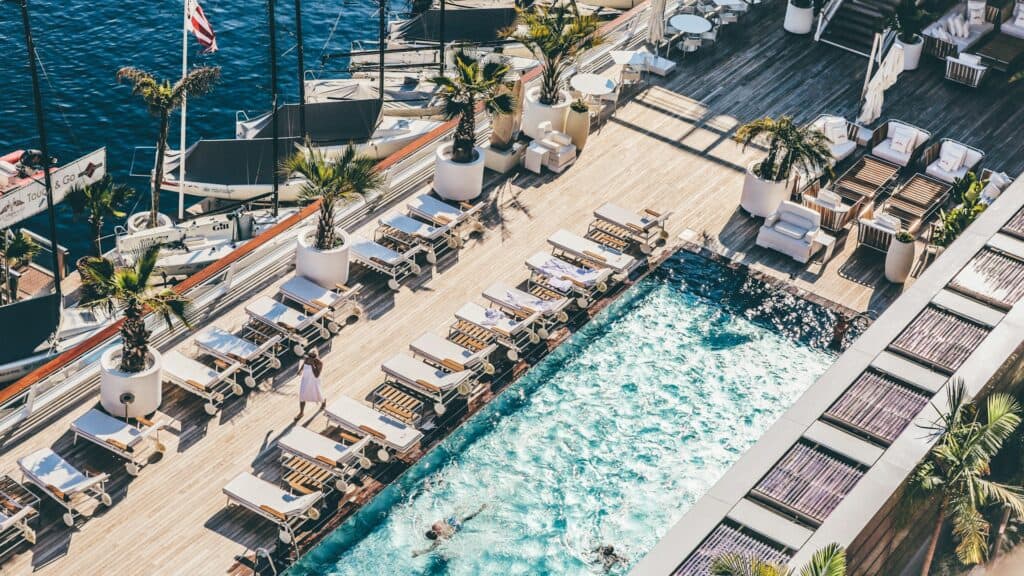 hotel-pool-urban-hotel