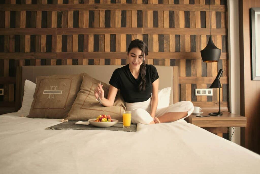 hotel-fancy-breakfast-to-bed