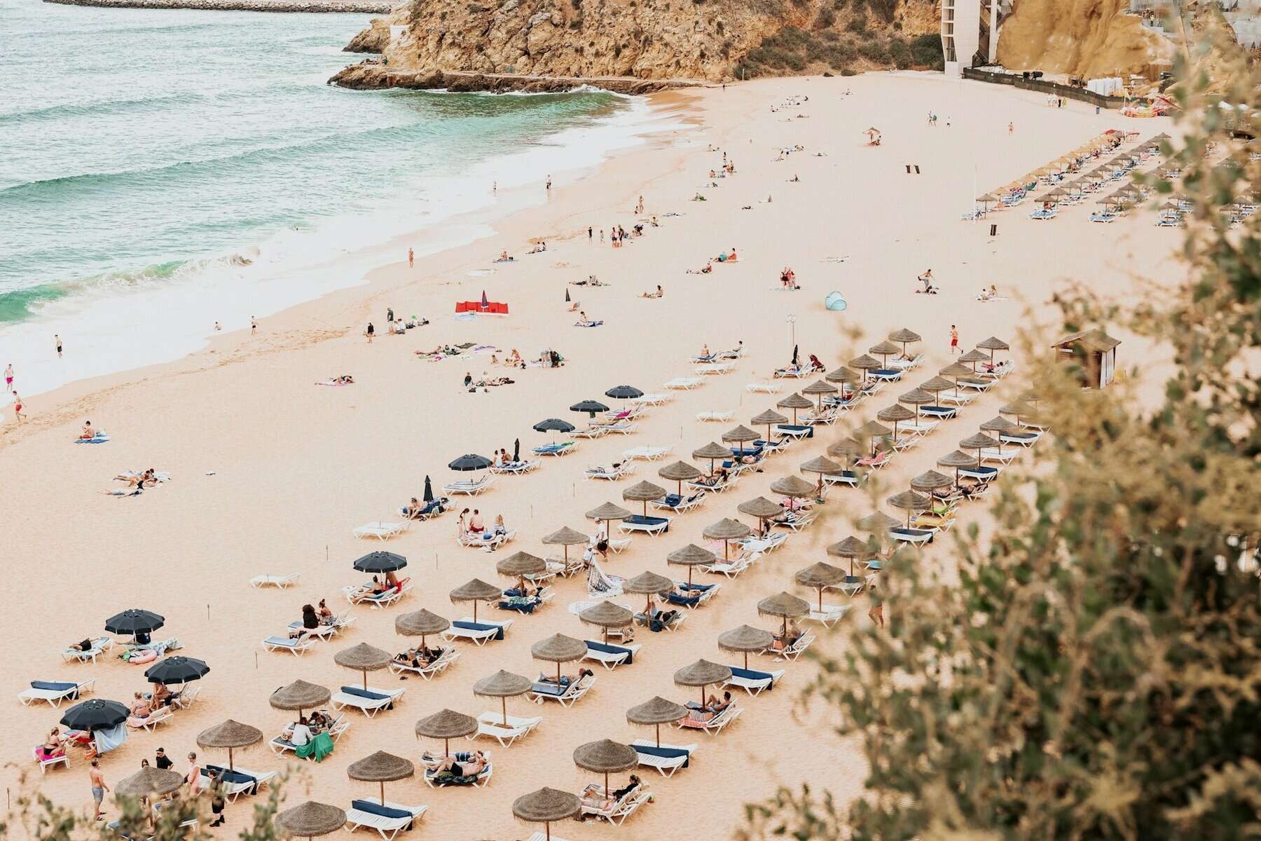 Albufeira-Algrave-Portugal-praia-de-tunel-chairs