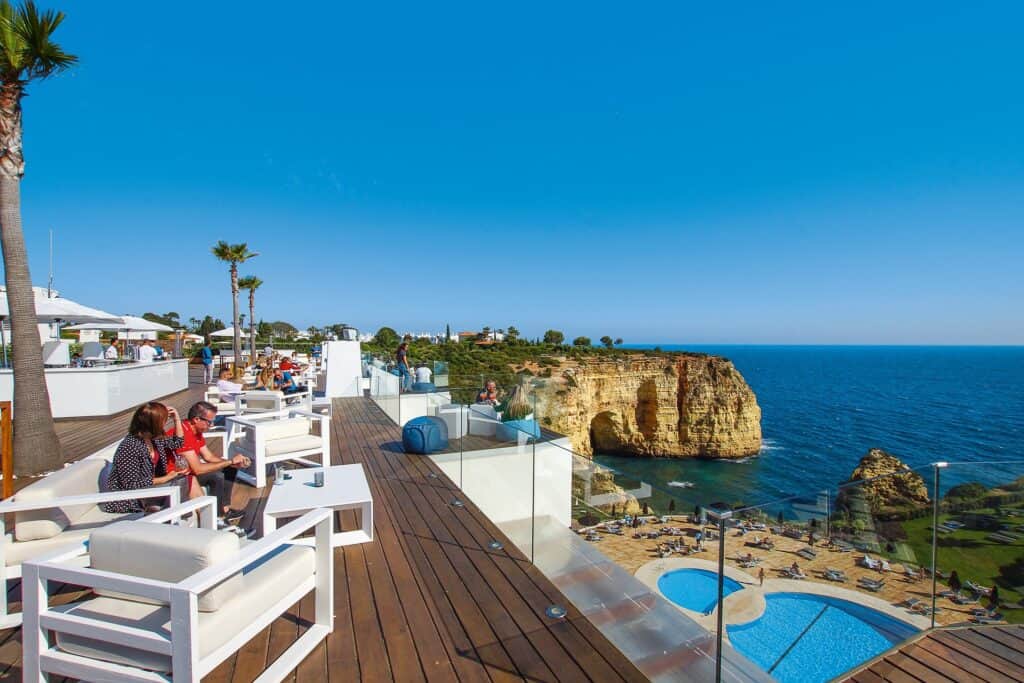 hotel-algarve-pool-with-view-to-the-ocean-with-people