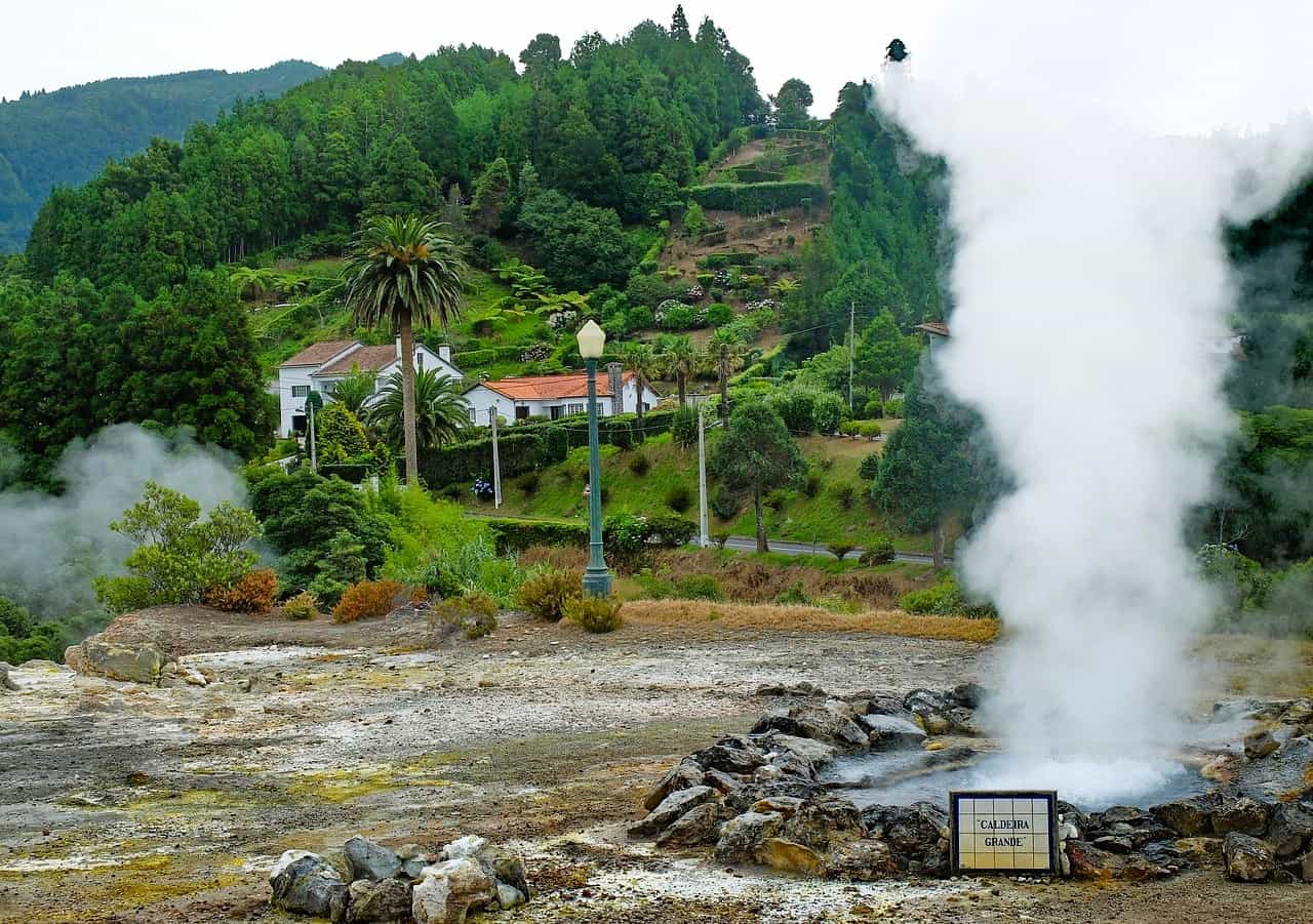 azores-sao-miguel-furnas-caldeira-hot