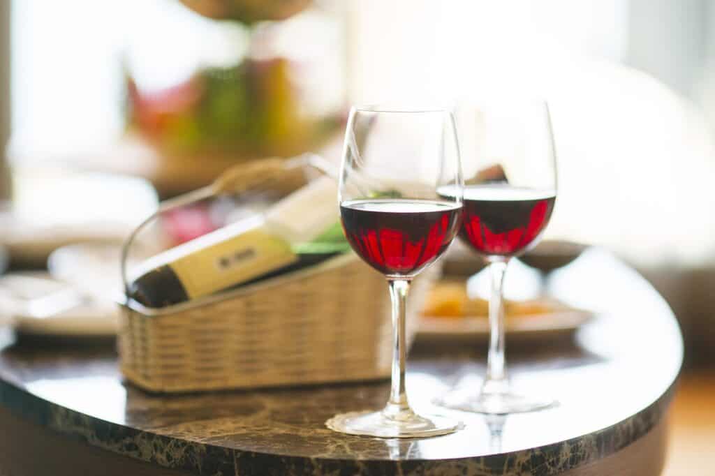 hotel-two-glasses-of-wine
